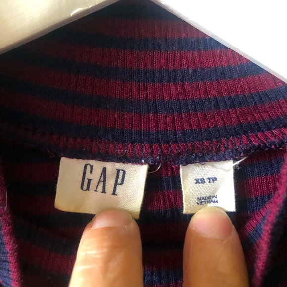Gap, XS, sleeveless mock neck top - Picture 2 of 3